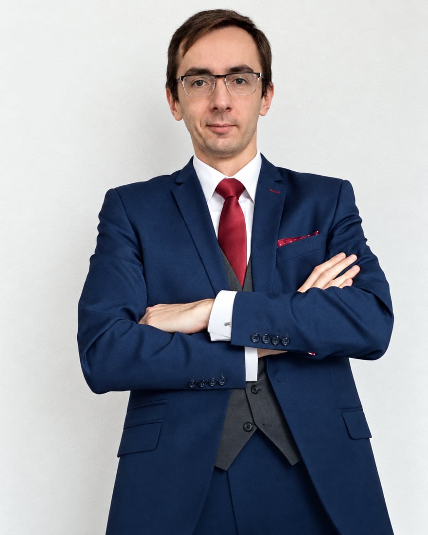 Dawid Staniek na tle białej ściany