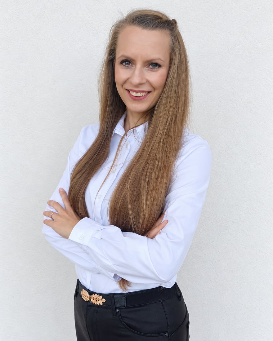 Aleksandra Staroń na tle białej ściany